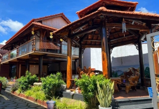 Bán Nhà Gỗ Sân Vườn Vip full Nội Thất - Gần Kề Hồ Bà Tô Xuyên Mộc